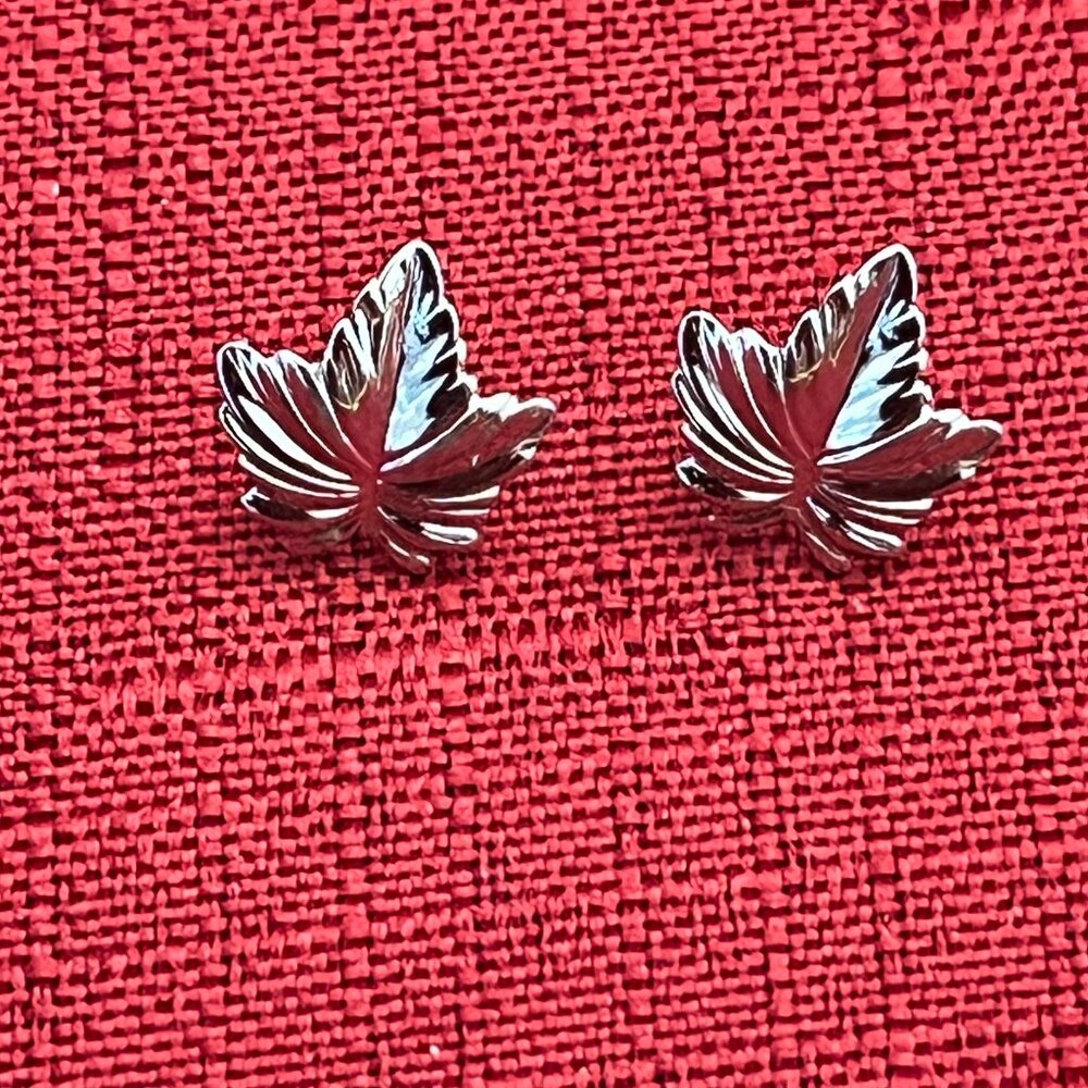 Vintage Silver Tone Leave Shaped Stud Earrings.